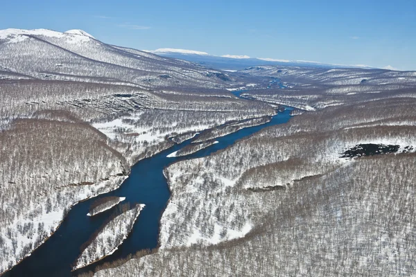 De uiterwaarden van de rivier na een voorjaar sneeuwval — Stockfoto