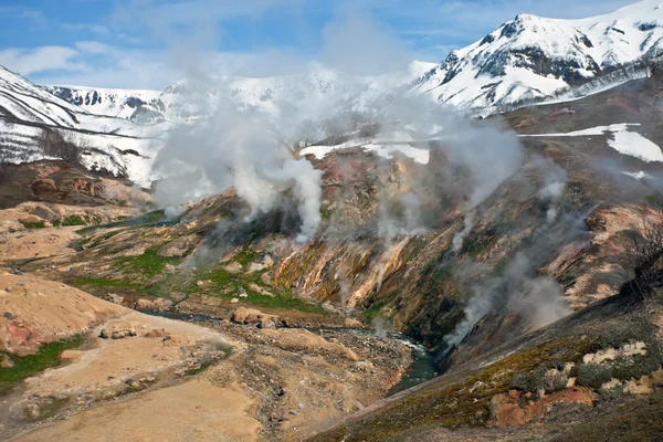 Geysers Vadisi dağlık arazi ve gaz emisyonu