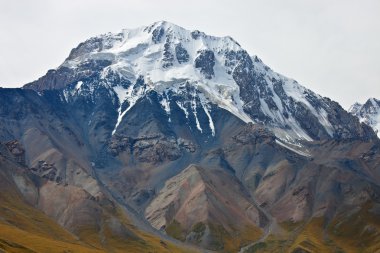 Dağın tepesinde, buzullar, uçurumlar ve boğaz içinde Tien Shan