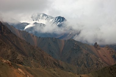 Dağ doruklarına, sırtlar ve Tien Shan gorges