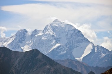 Dağın tepesinde sarp yamaçlar, uçurumlar, buzullar