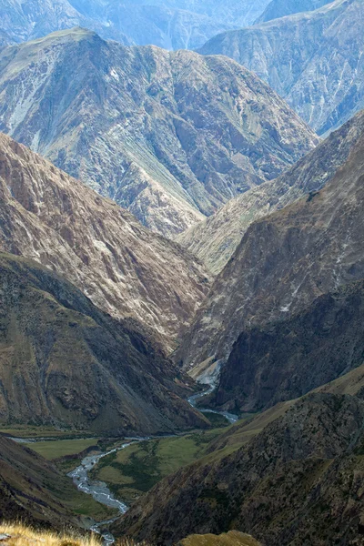 Uitzicht op rotsachtige kloof met steile hellingen en wilde rivier — Stockfoto