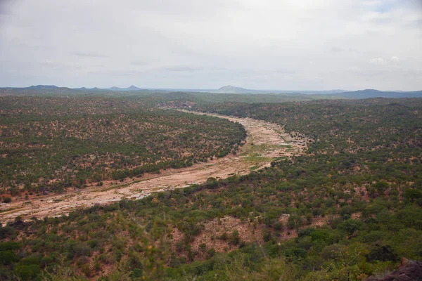 Afluente canal seco del río Limpopo y la tierra circundante —  Fotos de Stock