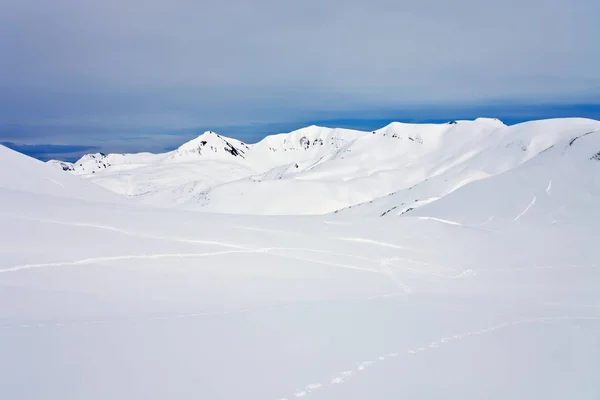 Kamçatka dağlar sonra bahar kar. — Stok fotoğraf