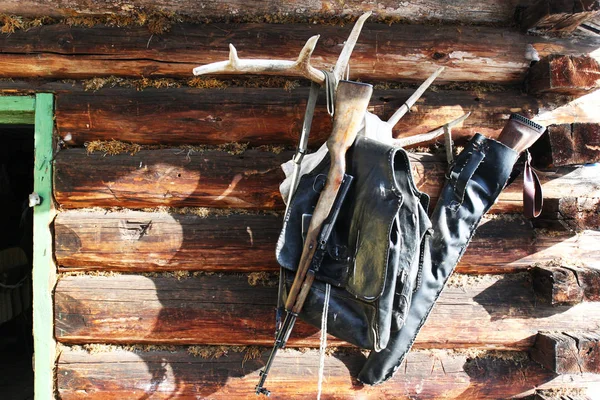 在小屋的墙上的狩猎步枪, — 图库照片
