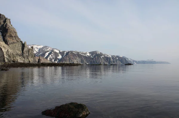 オホーツク海の海岸の岩. — ストック写真