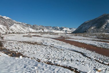 Sonra Aralık ayında kar yağışı Gorge Sarihosor ve Surkhob Nehri.