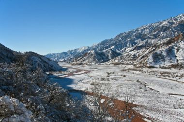 Sonra Aralık ayında kar yağışı Gorge Sarihosor ve Surkhob Nehri