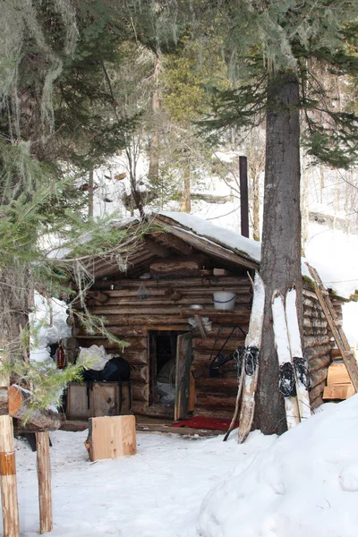 Capanna del cacciatore nella taiga siberiana in inverno — Foto Stock