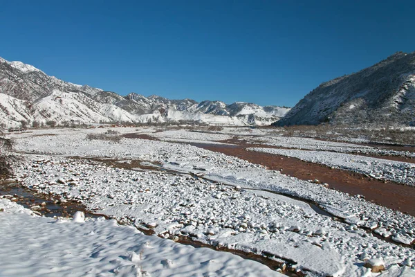 Sonra Aralık ayında kar yağışı Gorge Sarihosor ve Surkhob Nehri. — Stok fotoğraf