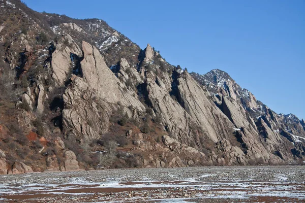Montaña rocosa Sarihosor en el valle del río Surkhob — Foto de Stock