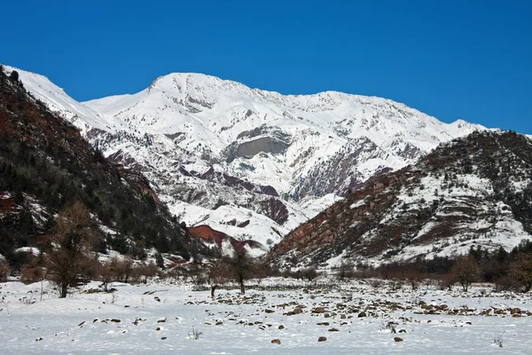 Vistas de las montañas nevadas en el valle de Sarihosorr, Taji — Foto de Stock