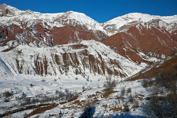 Paisaje de montaña en el valle de Sarikhosor después del snowfal — Foto de Stock