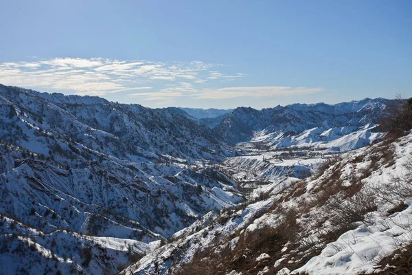 Horská krajina v údolí Sarikhosor po sněžení — Stock fotografie