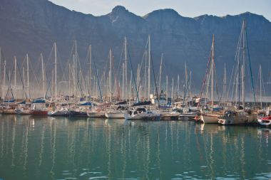  Güney Afrika'da bir iskelede gemi tekne