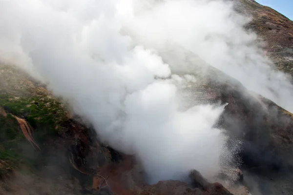 喷泉特写。Kamc 火山活动与热场 — 图库照片