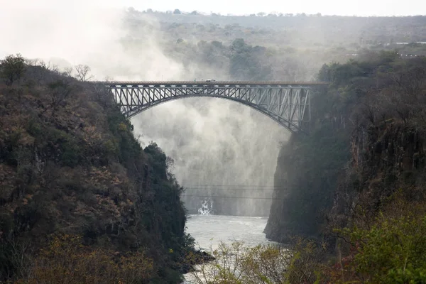 Die Brücke über den Sambesi-Fluss Viktoria fällt — Stockfoto