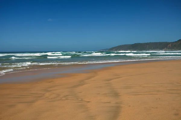Spiaggia di sabbia e onda di rottura nell'oceano Indiano — Foto Stock