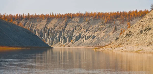 Herfst landschap op de Siberische rivier — Stockfoto