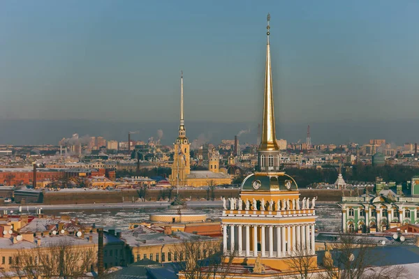 Вид на шпиль Адмиралтейства в Санкт-Петербурге — стоковое фото