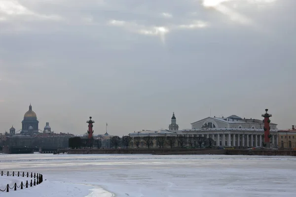 Blick auf das historische Zentrum und den Fluss Neva — Stockfoto