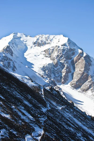 Horská stezka mezi vrcholy v Tien Shan — Stock fotografie