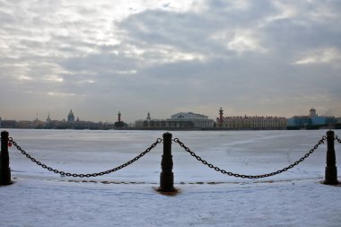 Birja bina, Kunstkamera, St. Isaac Katedrali, Rostral col