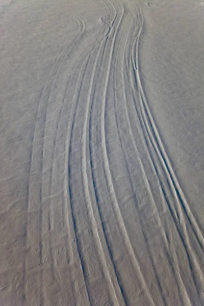 La neige et les traces sur la surface de la glace — Photo