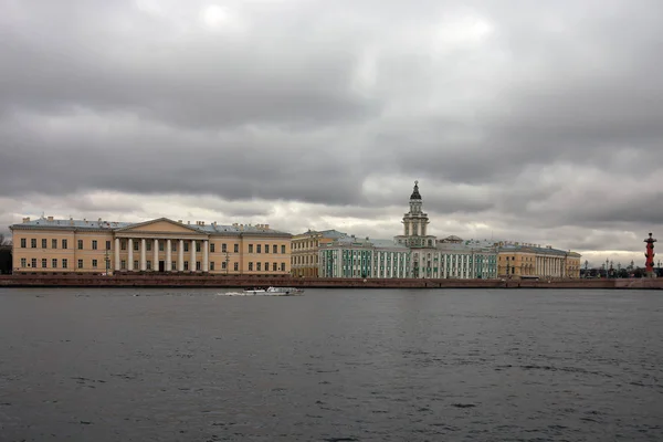 View of the University embankment and the Neva rive — Stock Photo, Image