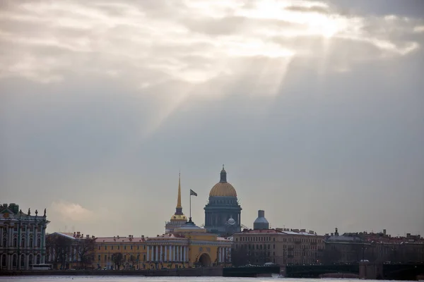 Солнечные лучи над историческим центром и рекой Нева — стоковое фото