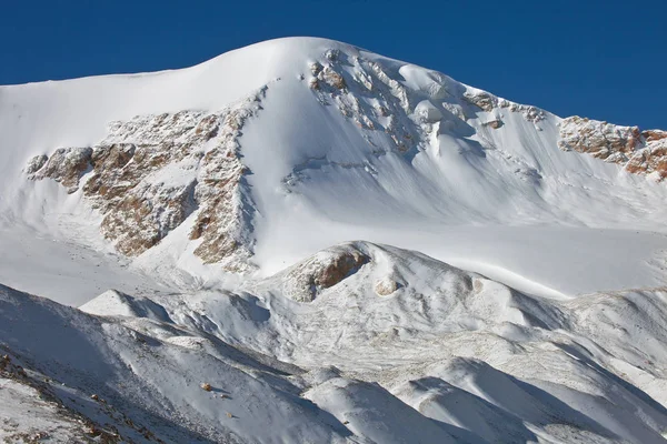 Mountain range after fresh snowfall in the mountains of Tien-Sha — Stock Photo, Image