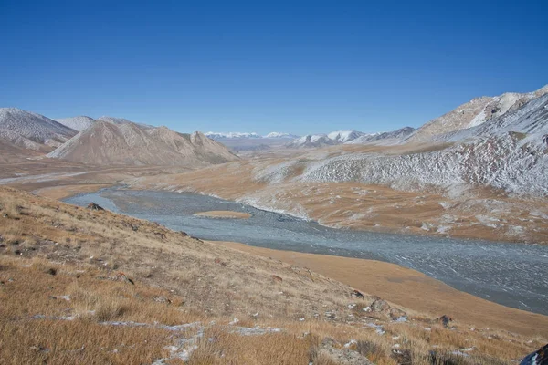 Valle de la montaña y la fuente del río en Tien Shan — Foto de Stock