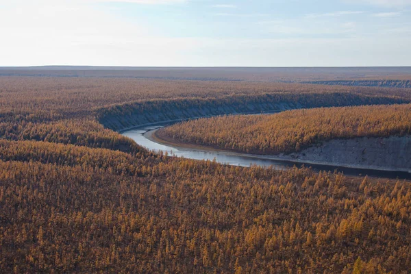 Widok rzeki syberyjskie jesienią z helikoptera — Zdjęcie stockowe