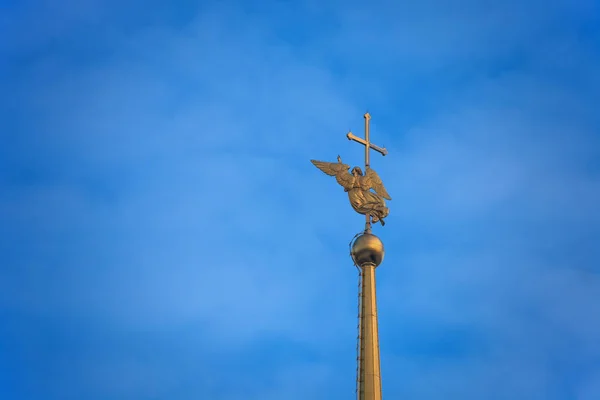 Angel na věž Peter a Paul katedrála — Stock fotografie