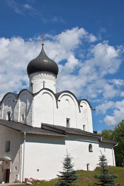 Церква Святого Василя на пагорбі в Псков — стокове фото