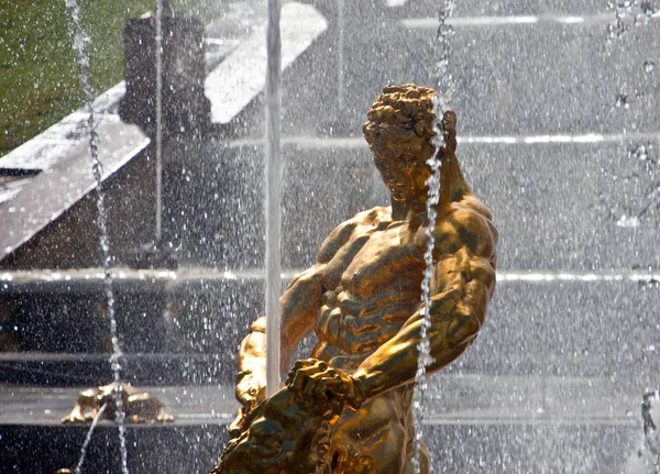 Töredéke a Sámson-kút és a víz Peterhof — Stock Fotó