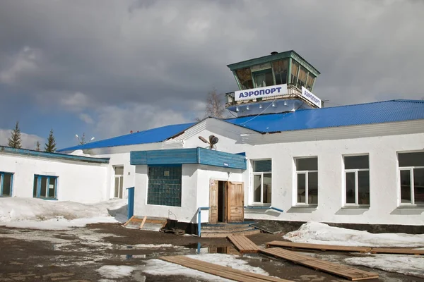 El edificio del aeropuerto de Ust-Kut en abril — Foto de Stock