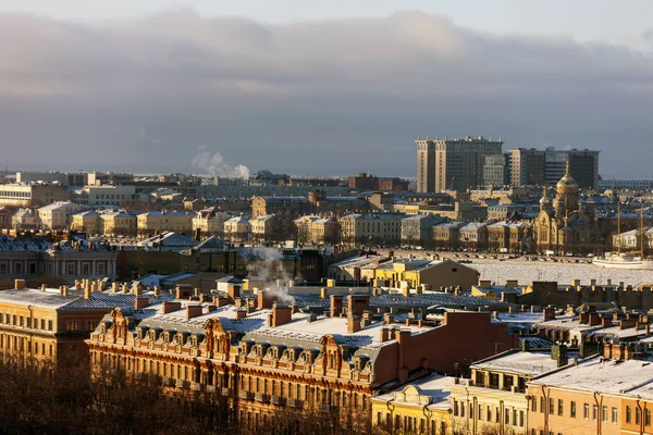 冬季开始时圣彼得堡的屋顶景观 — 图库照片
