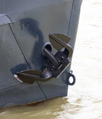 Burun yarığında gemi çapası var.