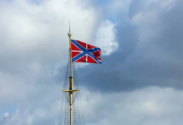 Bandera de fortalezas navales se levanta —  Fotos de Stock