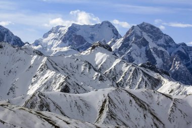 Dağlık bölgedeki buzullar, karlar, kayalar, tepeler, tepeler ve yamaçlar. Asya 'daki dağ sırasının iç kesimlerindeki kış manzarası.