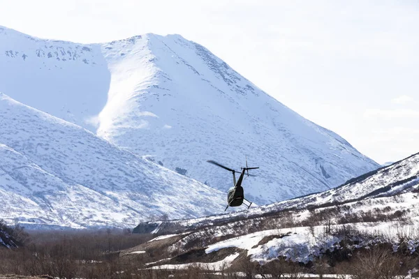 Helicóptero Vuela Bajo Valle Montañoso Invierno Pequeño Rotorcraft Mueve Fondo — Foto de Stock