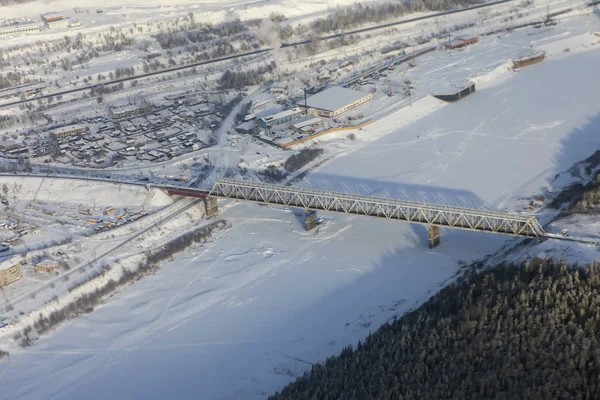 Lena Nehri üzerindeki demiryolu köprüsü kışın bir uçaktan. Baykal-Amur Mainline (BAM) üzerindeki Lena Nehri üzerindeki köprü. Irkutsk bölgesinde Lena Nehri ve demiryolunun kesiştiği bölge. Sibirya