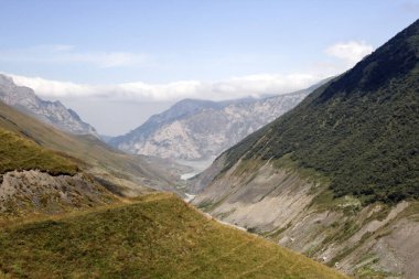 İniş yapan buzulun kalıntıları ve kalıntılarıyla Karmadon boğazının manzarası. Kafkasya 'daki Karmadon vadisindeki dağ manzarası. Osetya, Alania, Rusya