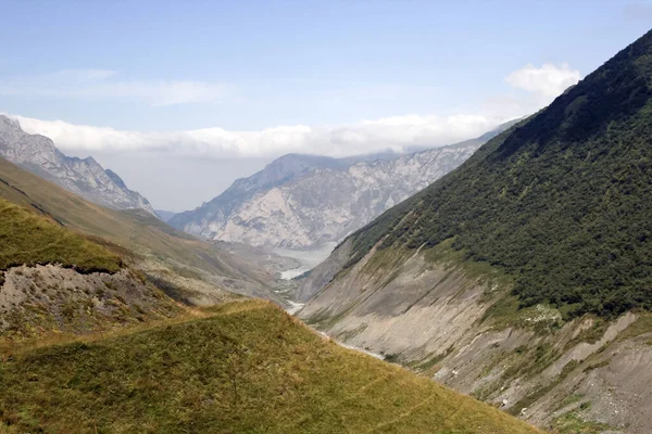 İniş yapan buzulun kalıntıları ve kalıntılarıyla Karmadon boğazının manzarası. Kafkasya 'daki Karmadon vadisindeki dağ manzarası. Osetya, Alania, Rusya