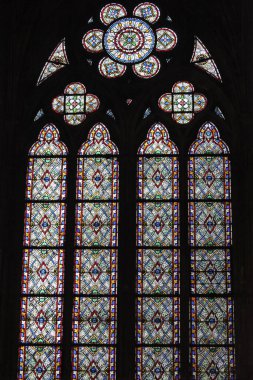 Yangından önce Notre Dame de Paris 'te vitraylı camlı bir mozaik. Notre Dame Katedrali 'ndeki vitray penceresinin ışık ve renginin ayrıntıları.