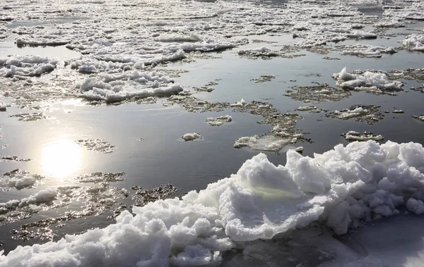 河上的冰漂流 秋水中的太阳反射 冰雪飘浮在一条清澈 流动缓慢的宽阔河流上 — 图库照片