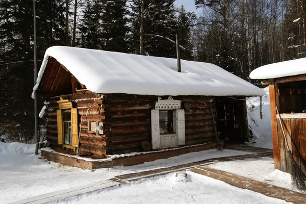 Una Piccola Casa Paese Margini Una Foresta Inverno Siberia Quartieri — Foto Stock