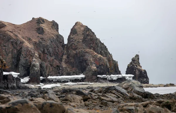 Skalnaté Pobřeží Okhotského Moře Zamračeném Jarním Dni Útesy Skály Pobřežní — Stock fotografie
