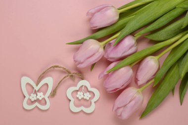 Ahşap boş kopya alanı taze pembe bahar Lale kalp çiçek ile arka plan, kelebek dekorasyon ahşaptan yapılmış.